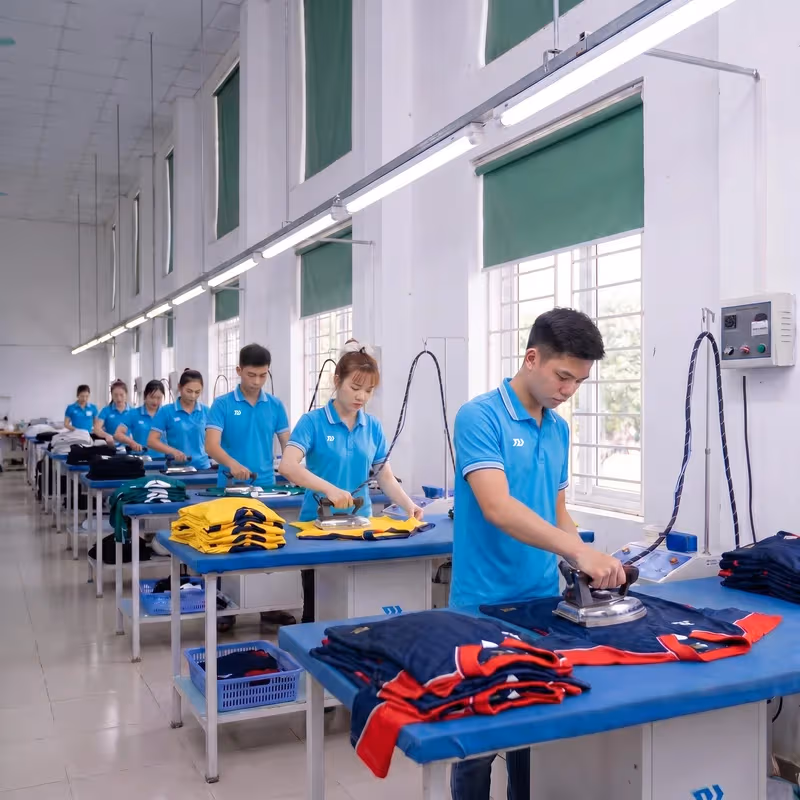 Là ủi áo hoàn thiện trên dây chuyền